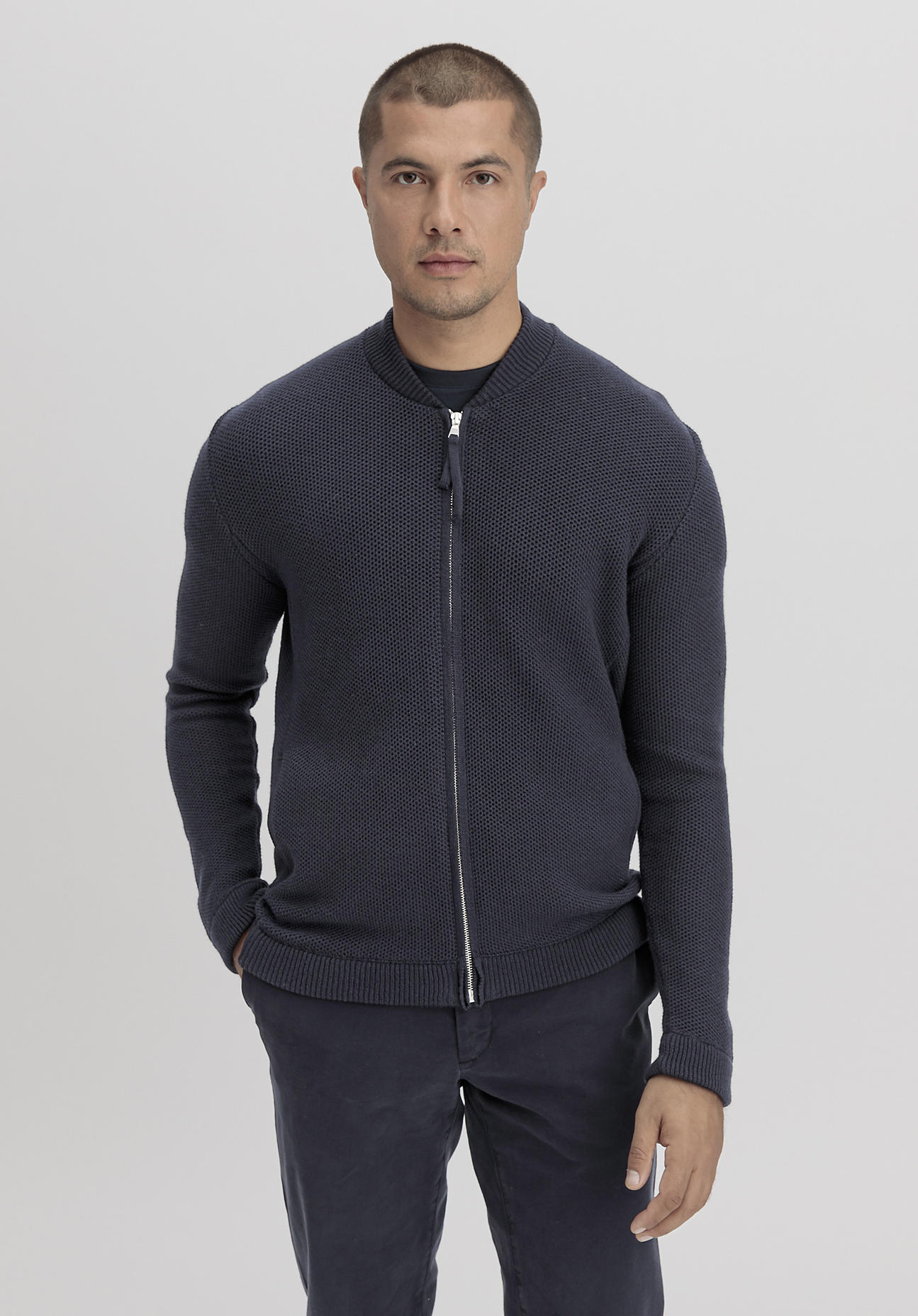 hessnatur Herren Strickjacke Smart Bomber aus Bio-Baumwolle und Schurwolle - blau Grösse52 hessnatur Herren Strickjacke Smart Bomber aus Bio-Baumwolle und Schurwolle - blau Grösse52 von hessnatur