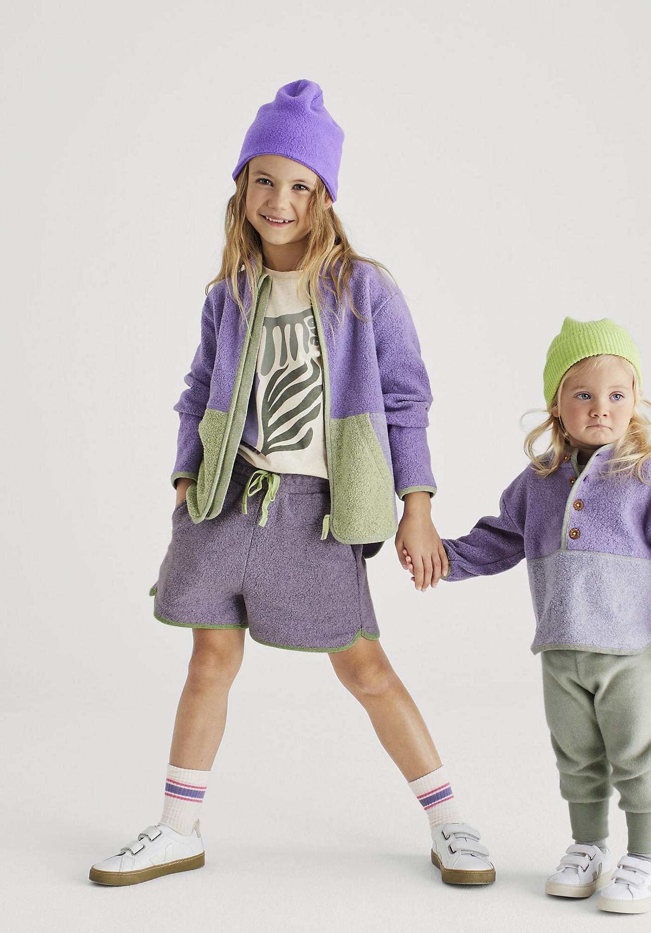 hessnatur Kinder Fleece Shorts Regular BetterRecycling aus Bio-Baumwolle - lila Grösse122/128 von hessnatur