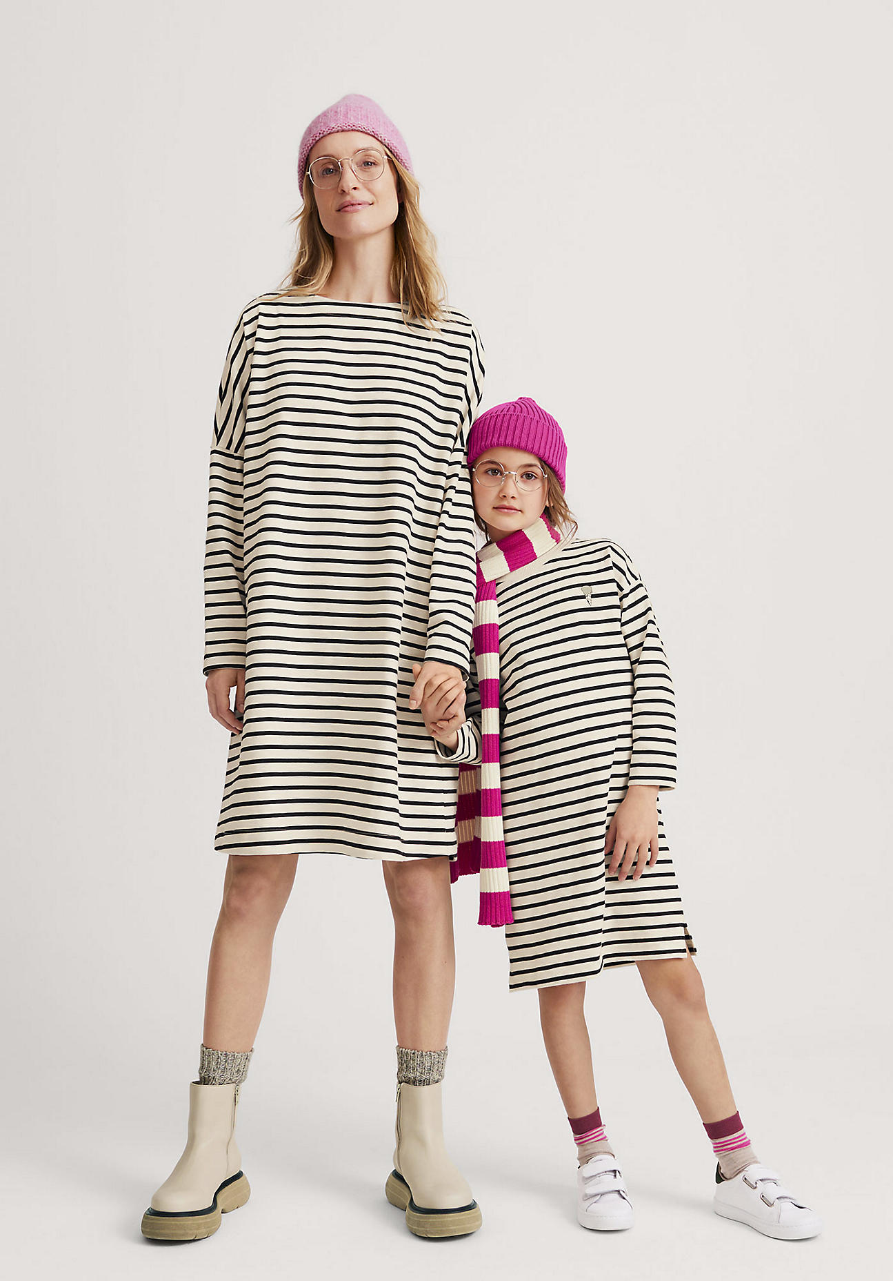 hessnatur Kinder Kleid Relaxed aus Bio-Baumwolle - schwarz Grösse122/128 von hessnatur