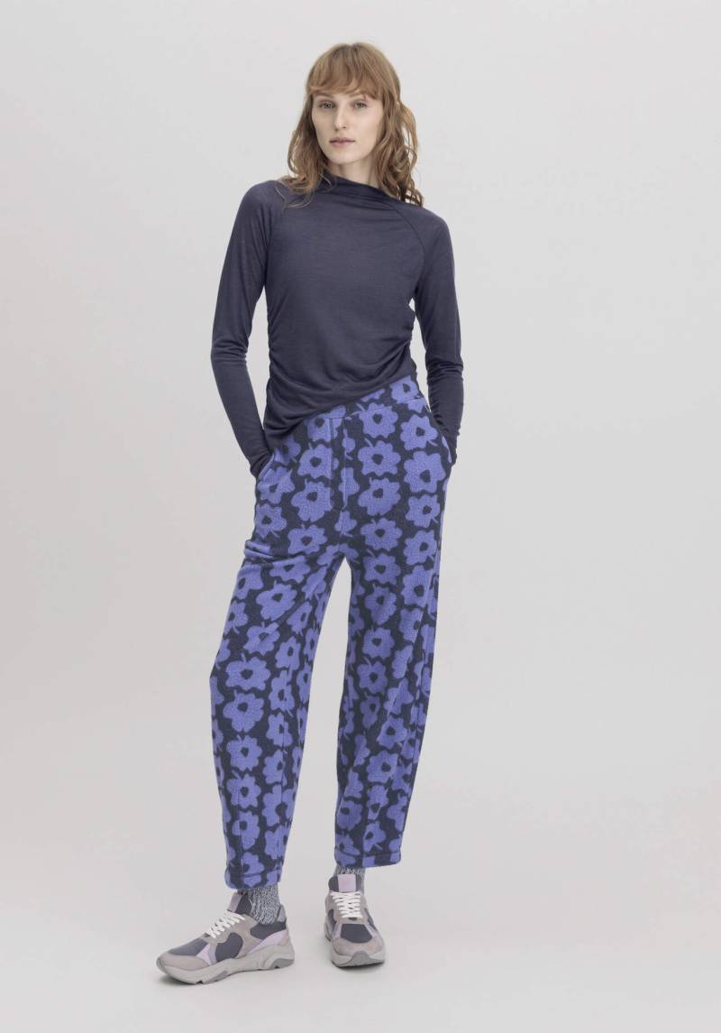 hessnatur Loungewear Fleece Hose Flower Relaxed ACTIVE LIGHT aus Bio-Baumwolle - blau Grösse38 von hessnatur