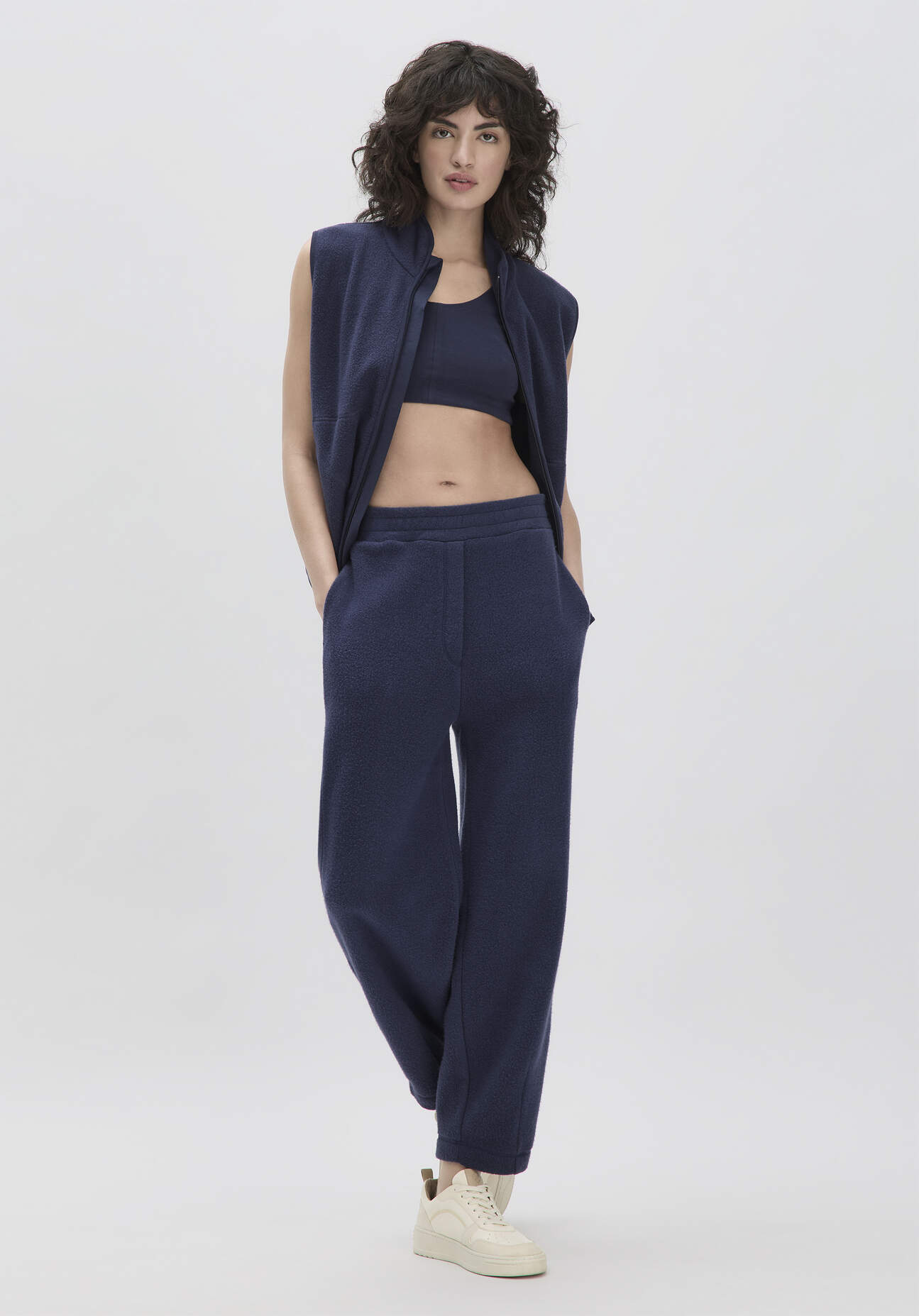hessnatur Loungewear Fleece Hose Relaxed ACTIVE LIGHT aus Bio-Baumwolle - blau Grösse34 von hessnatur