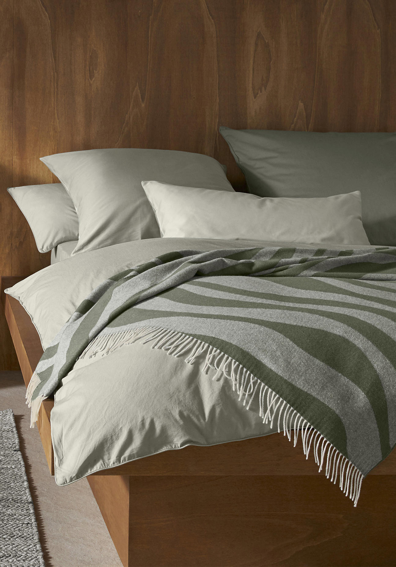 hessnatur Woll-Plaid TIU aus Bio-Merinowolle - grün Grösse130x180 cm hessnatur Woll-Plaid TIU aus Bio-Merinowolle - grün Grösse130x180 cm von hessnatur