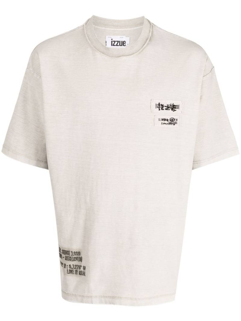 izzue logo-patch cotton T-shirt - Neutrals von izzue