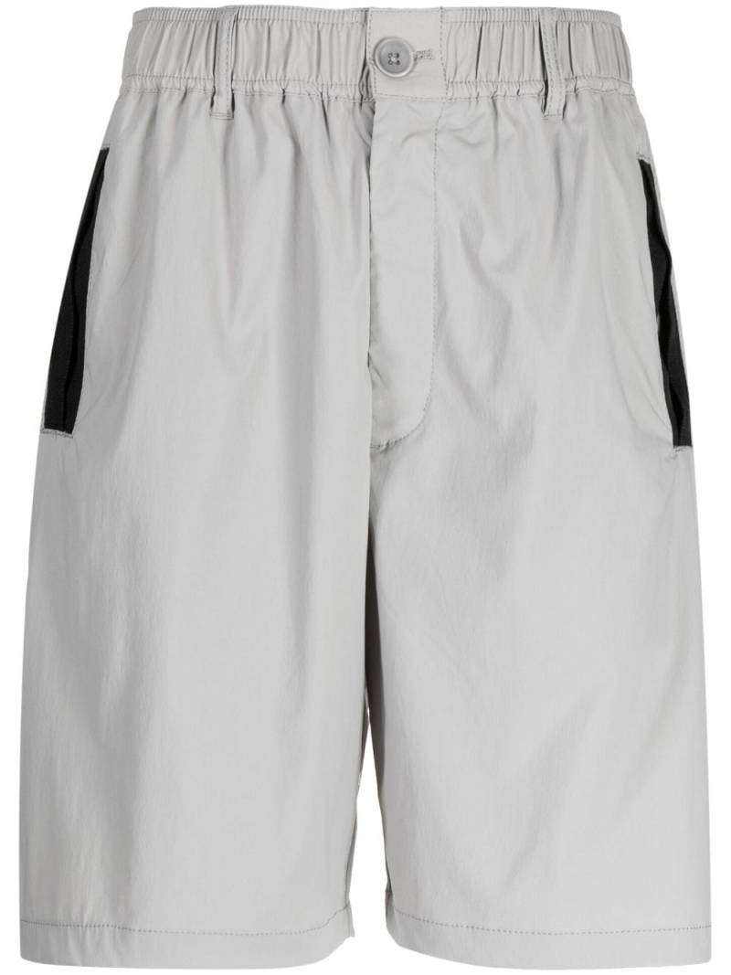 izzue logo-patch shorts - Grey von izzue