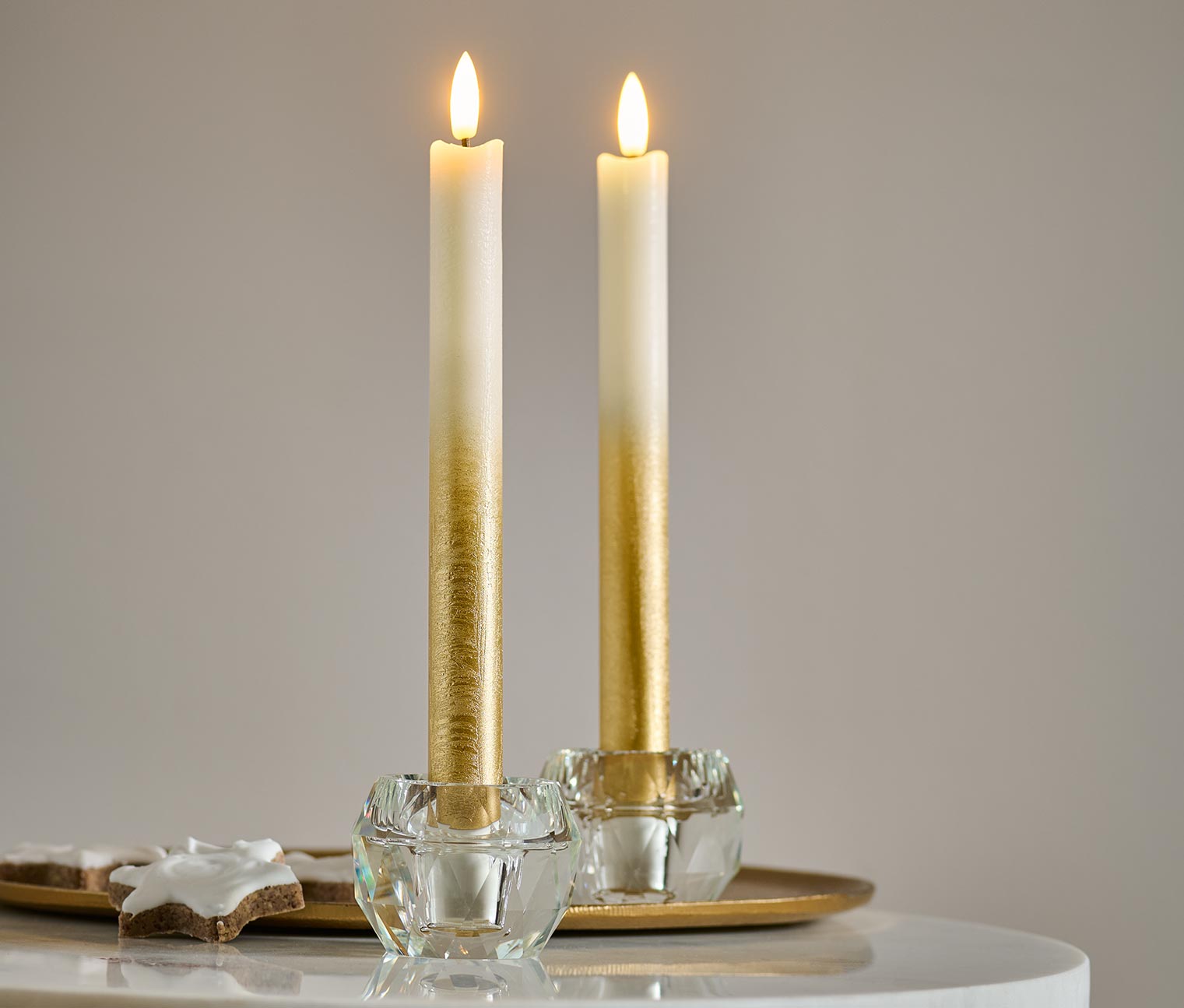 2 LED-Echtwachs-Stabkerzen, creme-goldfarben 2 LED-Echtwachs-Stabkerzen, creme-goldfarben