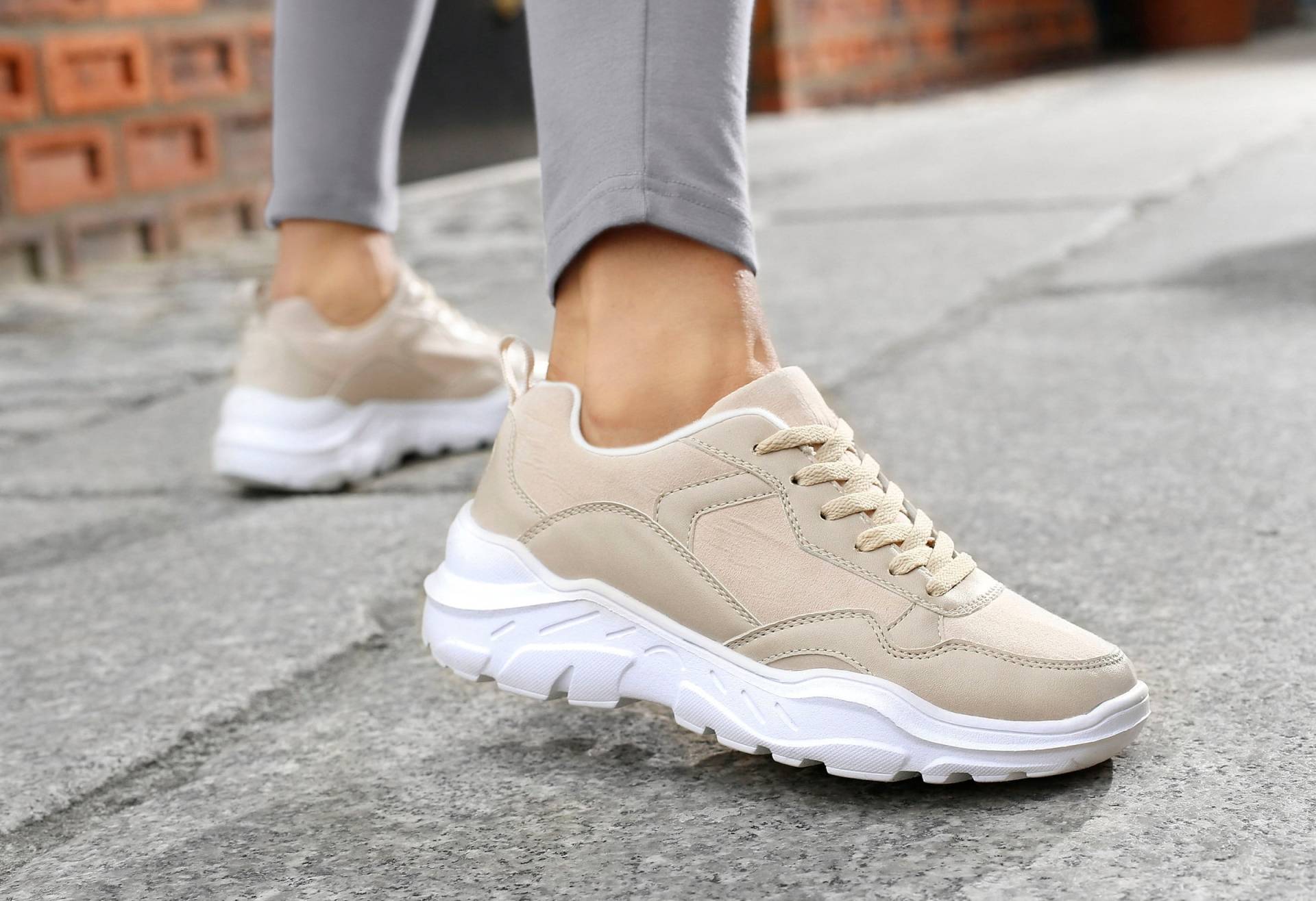 Sneaker in beige von LASCANA