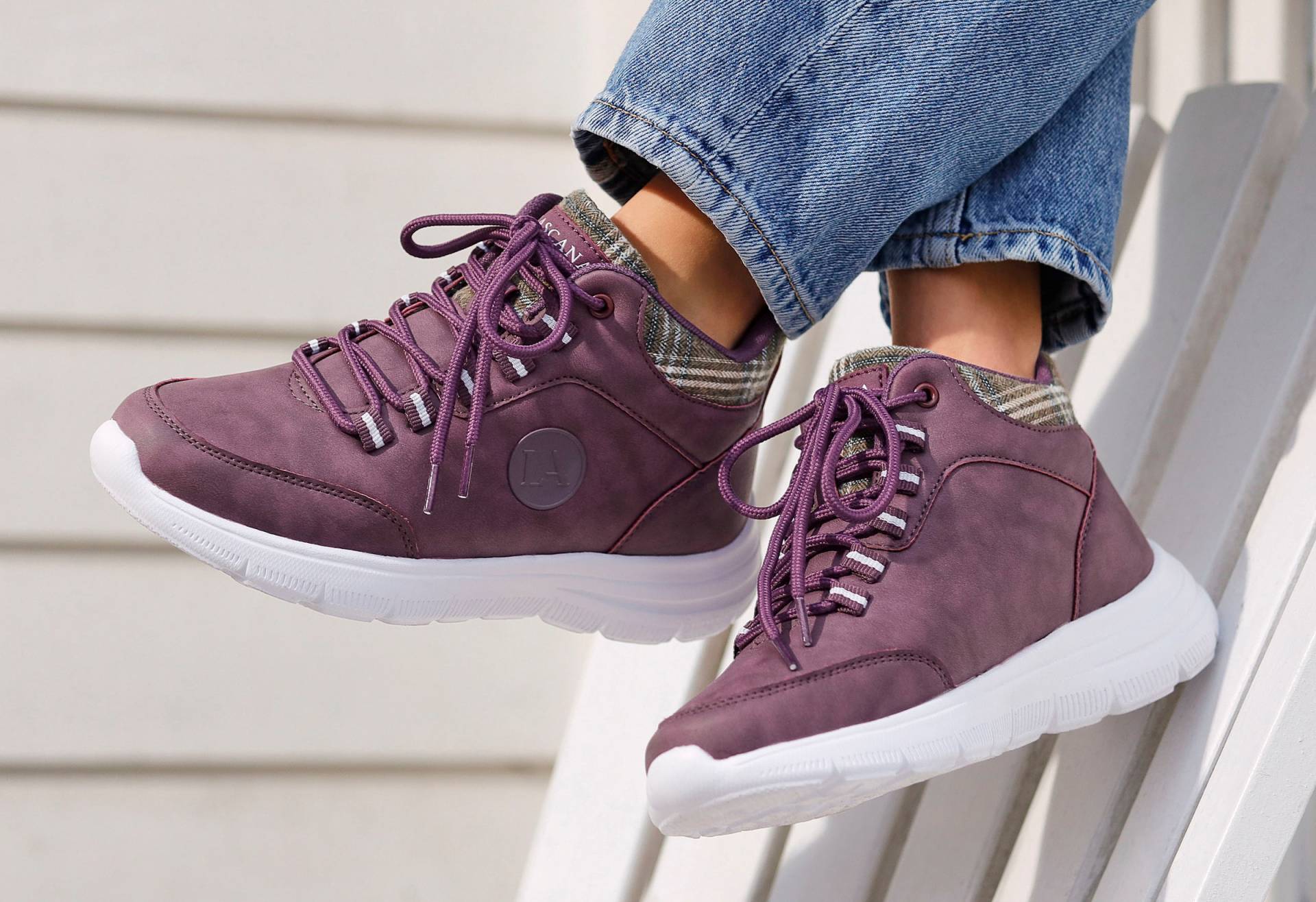 Sneaker in violett von LASCANA