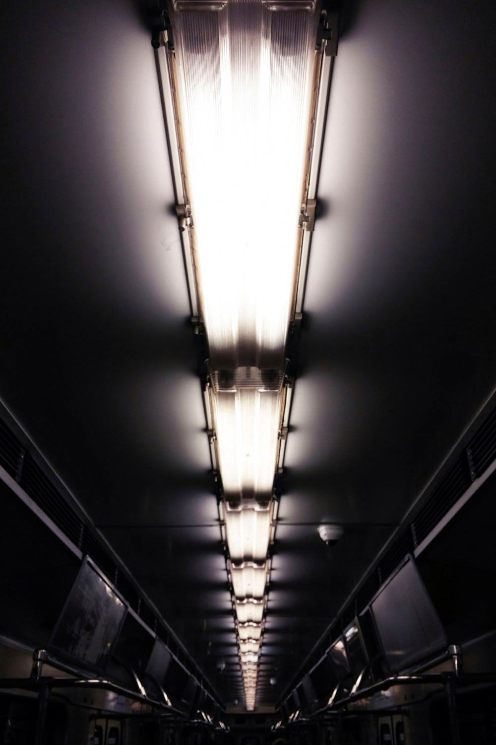 queence Acrylglasbild »Licht im Zug« von queence
