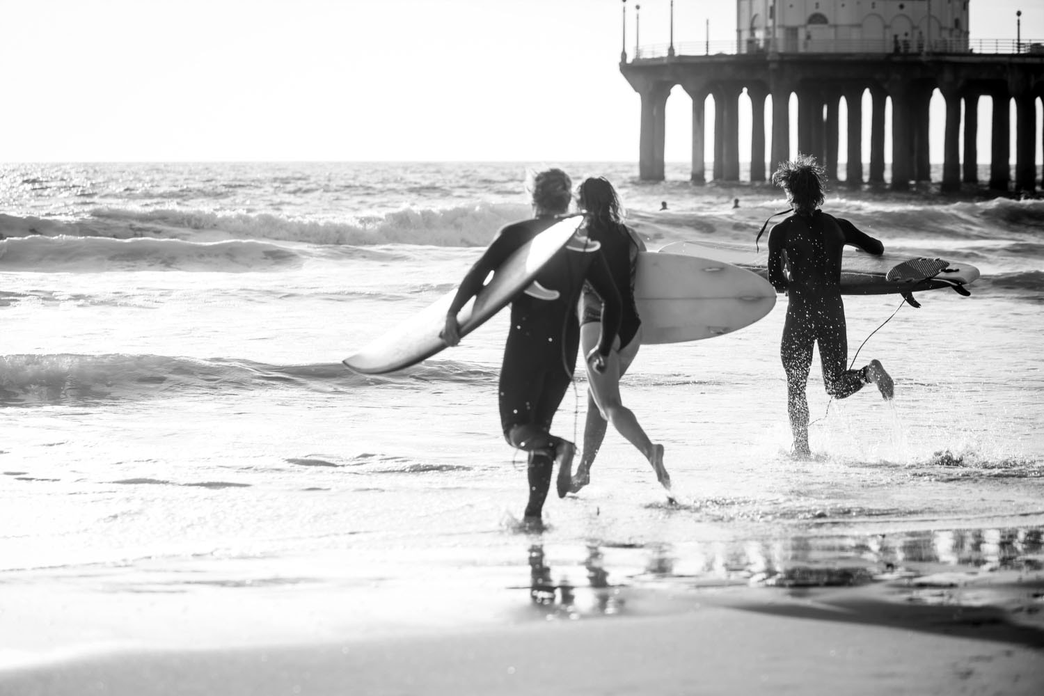 queence Acrylglasbild »Surfer am Strand« von queence