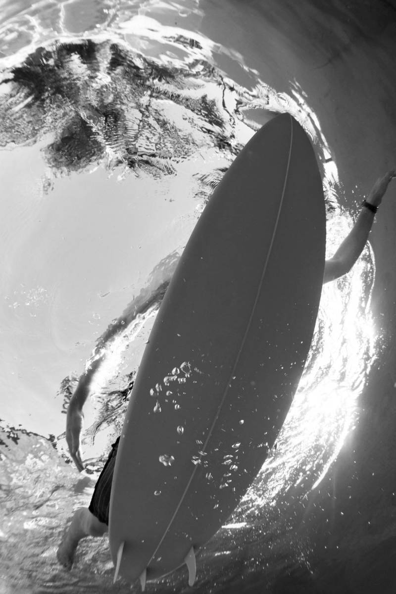 queence Acrylglasbild »Surfer im Meer«, Kunst-Schwarz-Weiss-Unterwasserwelt-Sport, Fine Art-Print in Galeriequalität von queence