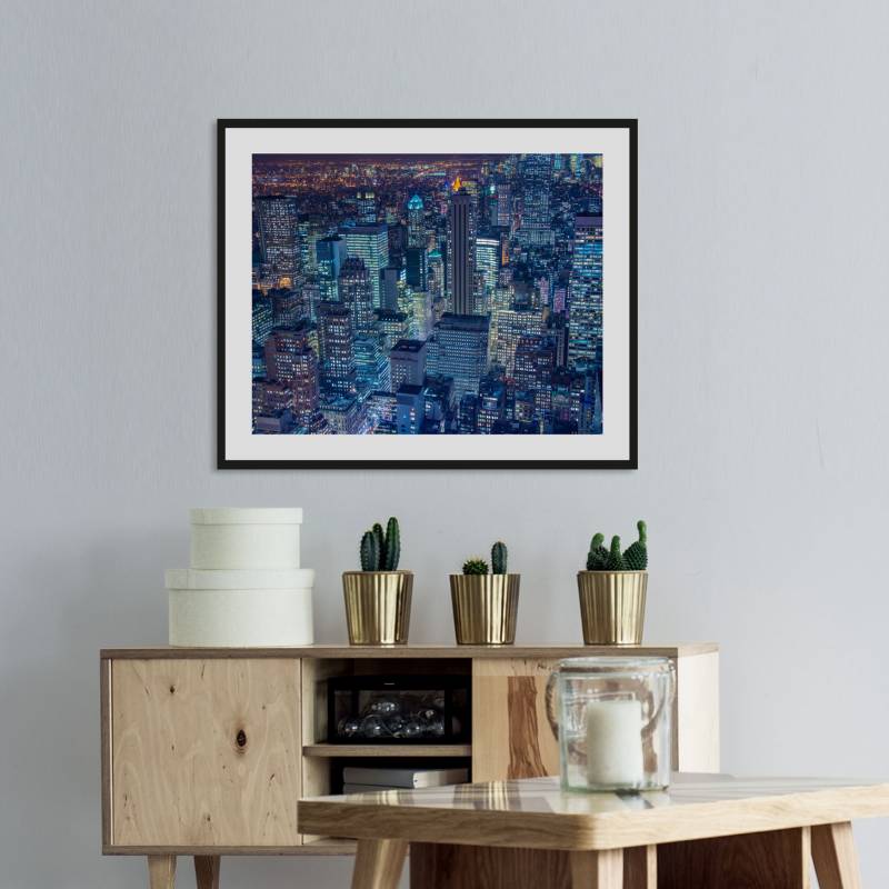 queence Bild »New York von Oben«, Städte-Stadt-Amerika-Bilder von Amerika-Gebäude-Kunst, (1 St.), HD Premium Poster-Druck inkl. Holzrahmen von queence