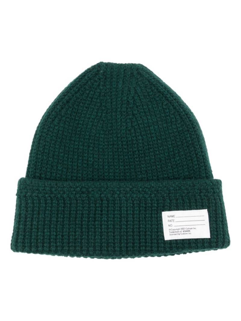 visvim logo-appliqué knitted beanie - Green von visvim