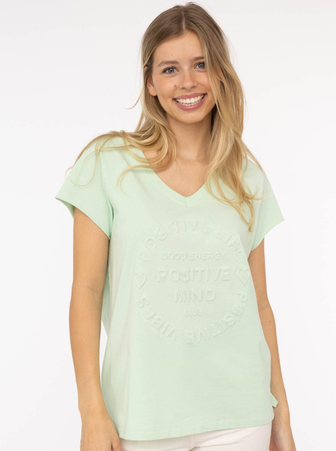 Zwillingsherz Kurzarmshirt »Oversizedshirt Stempeldruck "Positive Mind"«, mit V-Neck Ausschnitt und Stempeldruck, leicht oversized geschnitten Zwillingsherz Kurzarmshirt »Oversizedshirt Stempeldruck "Positive Mind"«, mit V-Neck Ausschnitt und Stempeldruck, leicht oversized geschnitten von zwillingsherz